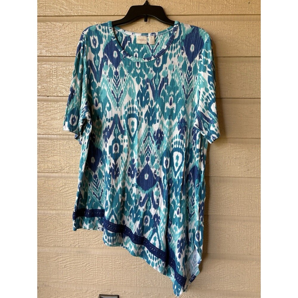 Chico's womens Ikat Print Asymmetrical Hem Knit Top size 3 XL Blue Crochet Trim